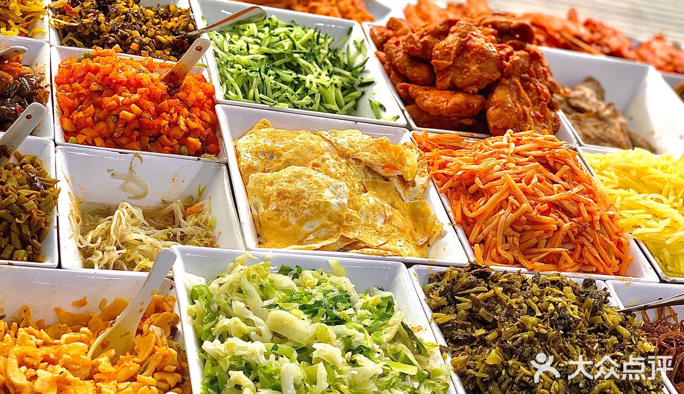 这是自助餐吧️ 来的时候正好看到阿姨在炒面