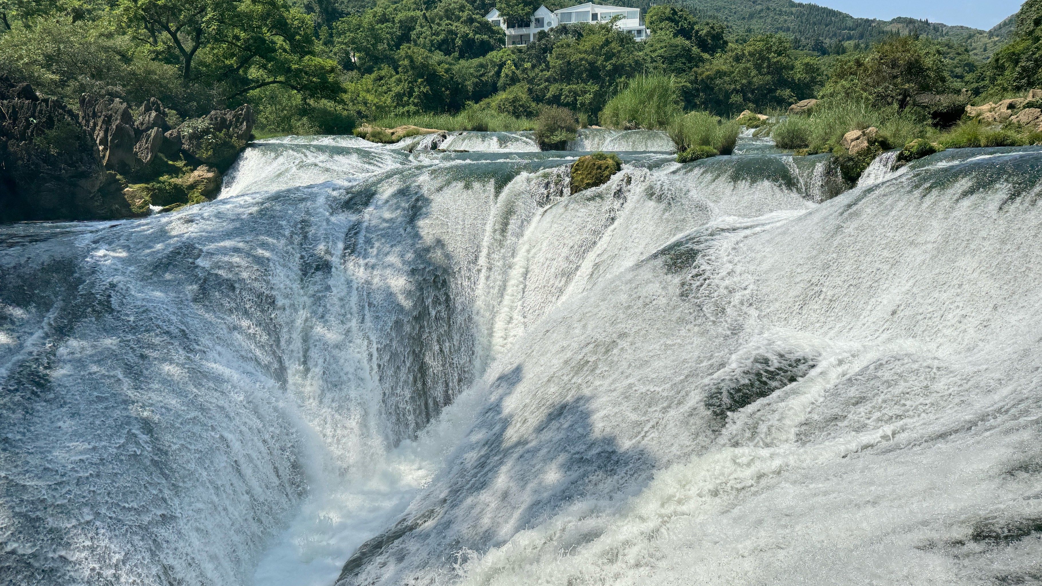 黄果树瀑布很好,银链坠潭瀑布很美