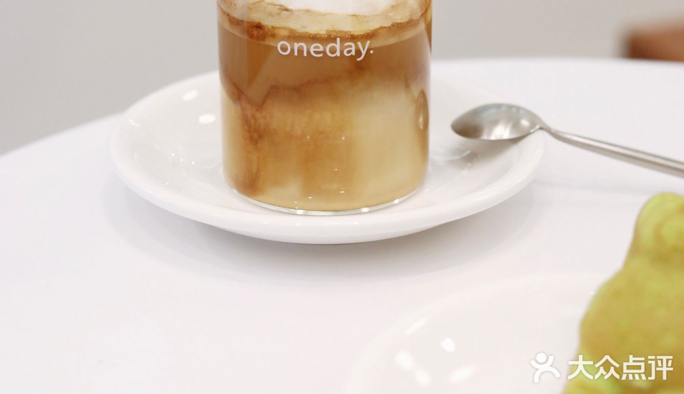 香港｜街巷里的纯白简约风咖啡店☕️