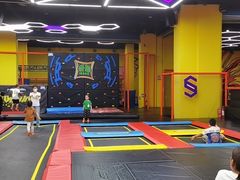 -爱蹦iBOON蹦床运动馆(江汉店)