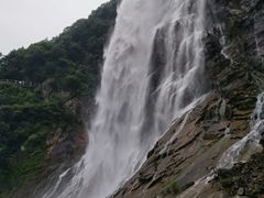 壮观的瀑布-诚明农家乐