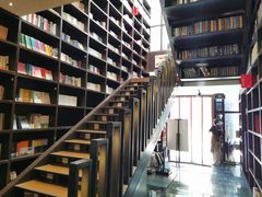 -钟书阁(松江泰晤士小镇店)