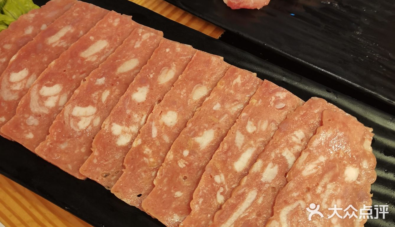 肉肉挺多的，没想到小镇也要排队，也算是个商业街了吧