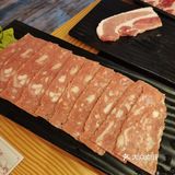 肉肉挺多的，没想到小镇也要排队，也算是个商业街了吧