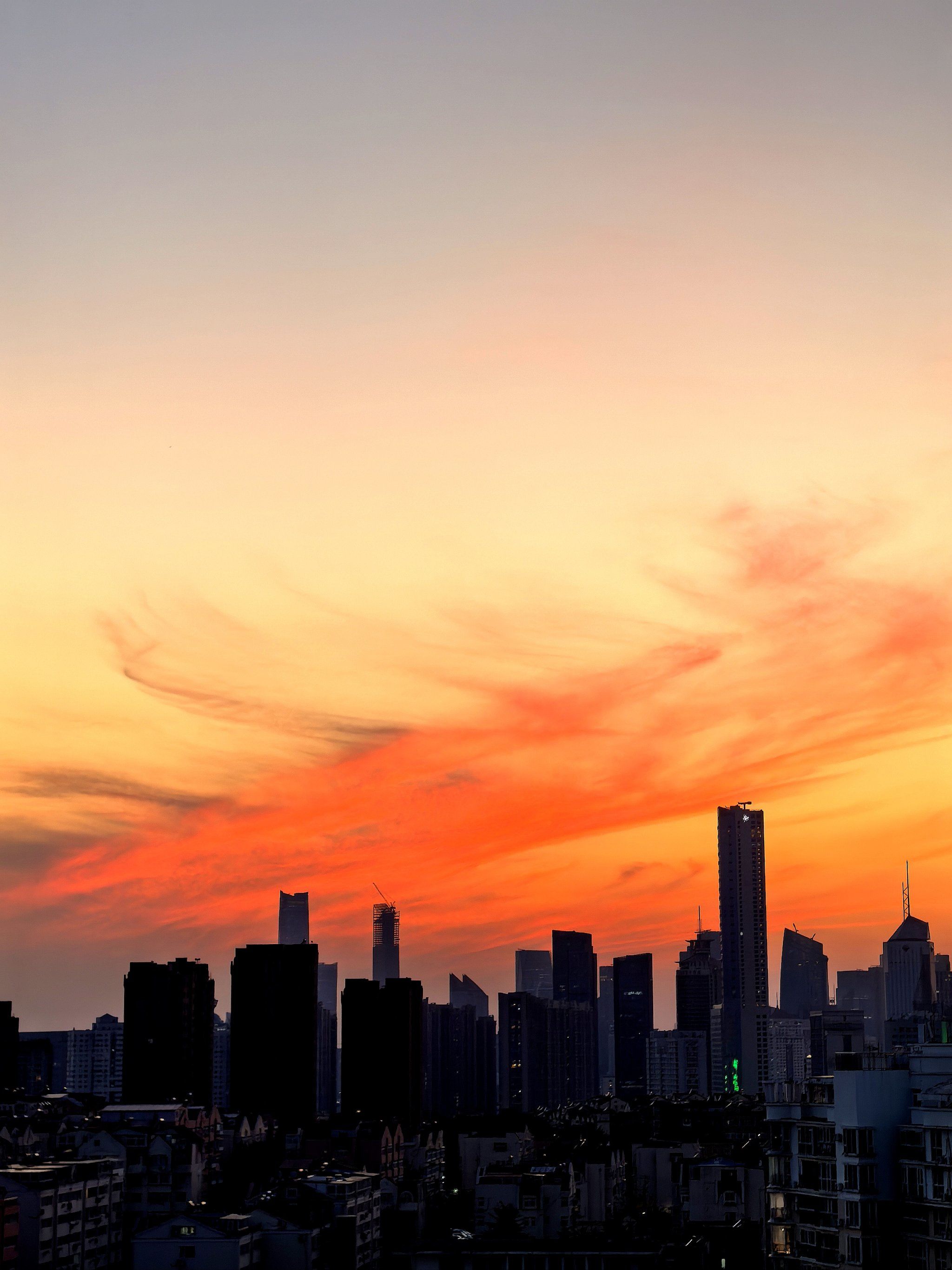 夕阳余晖下的城景