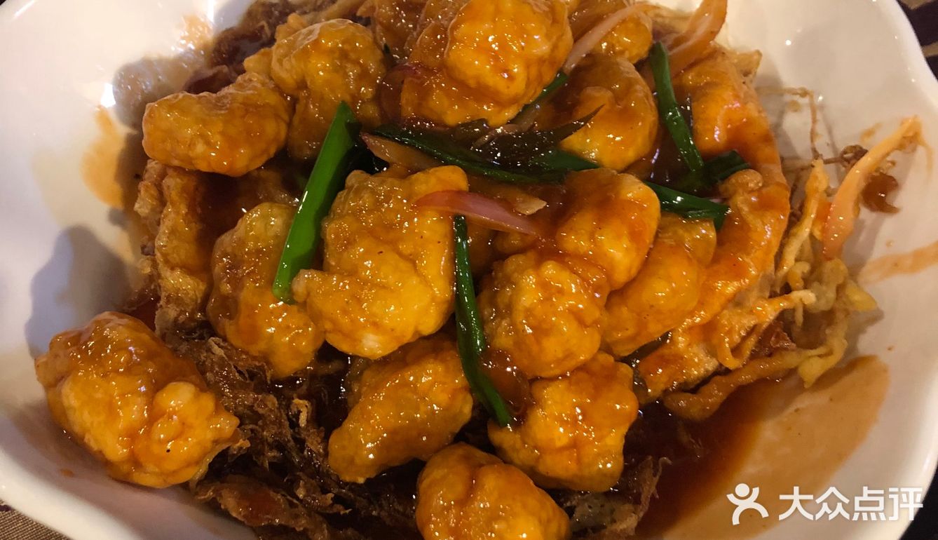 柠檬草烤牛舌牛舌有点柠檬叶在上面，很清新
