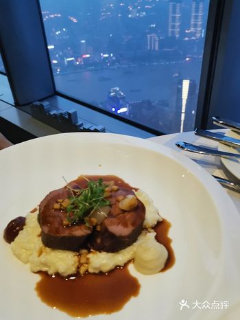 「上海之巅观光厅」 买的带晚餐的套票，当时和姥姥买的