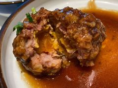 鸭蛋黄狮子头-梅飞酒家(名辉豪庭店)