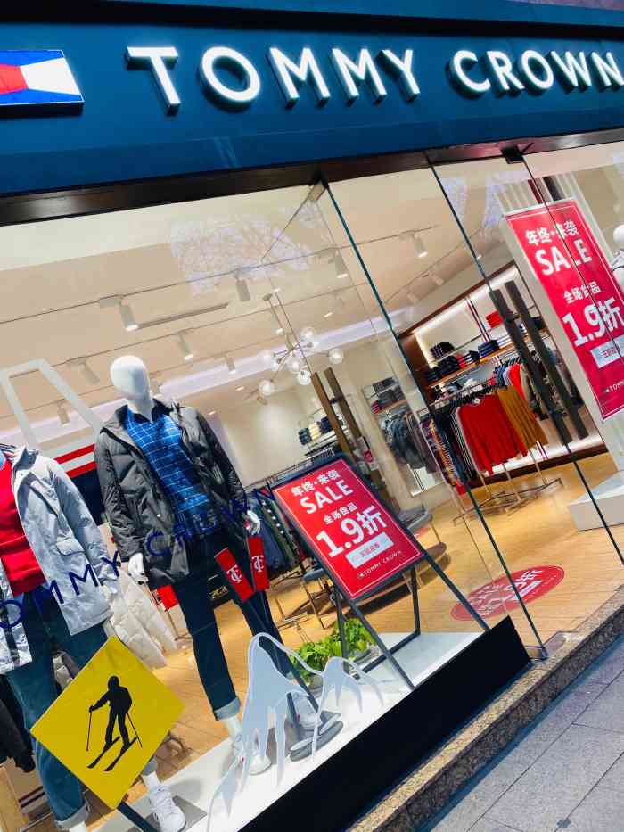 tommy crown-"今天逛淮海路,看到大的海报上写作打折,1.