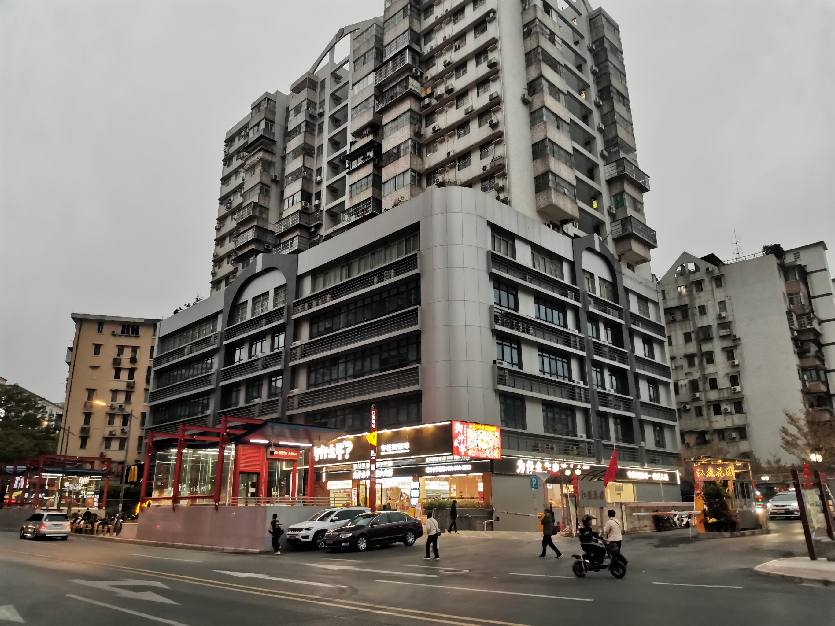 11号线旁边的一家比较旺人气的火锅店