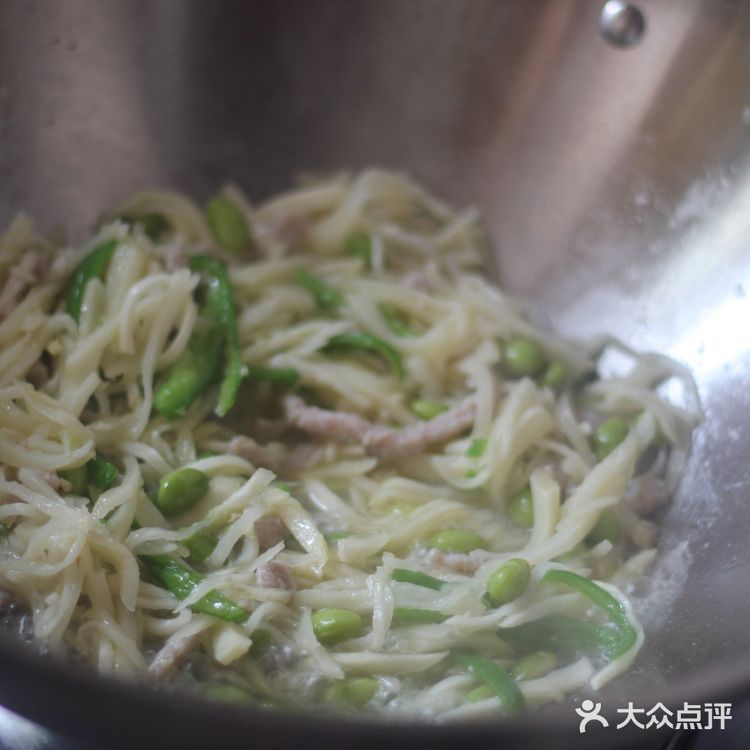 清清爽爽，碧绿清爽的家常菜！青椒茭白炒肉丝！