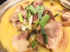 -帅巴人舅母子腊蹄民俗村