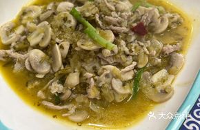 Salted Vegetable and Mushroom Stir-fry with Shredded Pork