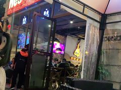 门面-何师烧烤·香辣蟹·川菜·30年老品牌(太古里旗舰店)