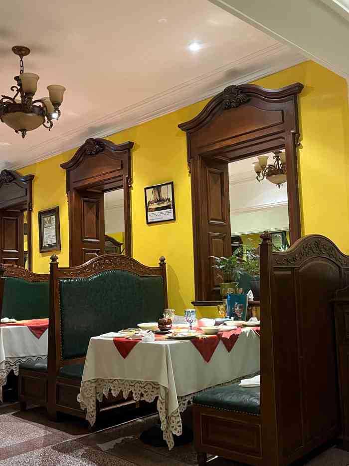 塔道斯西餐厅(中央大街店)-"【位置】就在中央大街,店在地下一层;【环