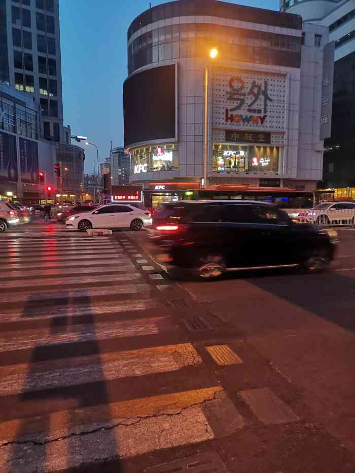 号外时尚馆-"接近津汇广场的一个店,也是那种林立的小店.