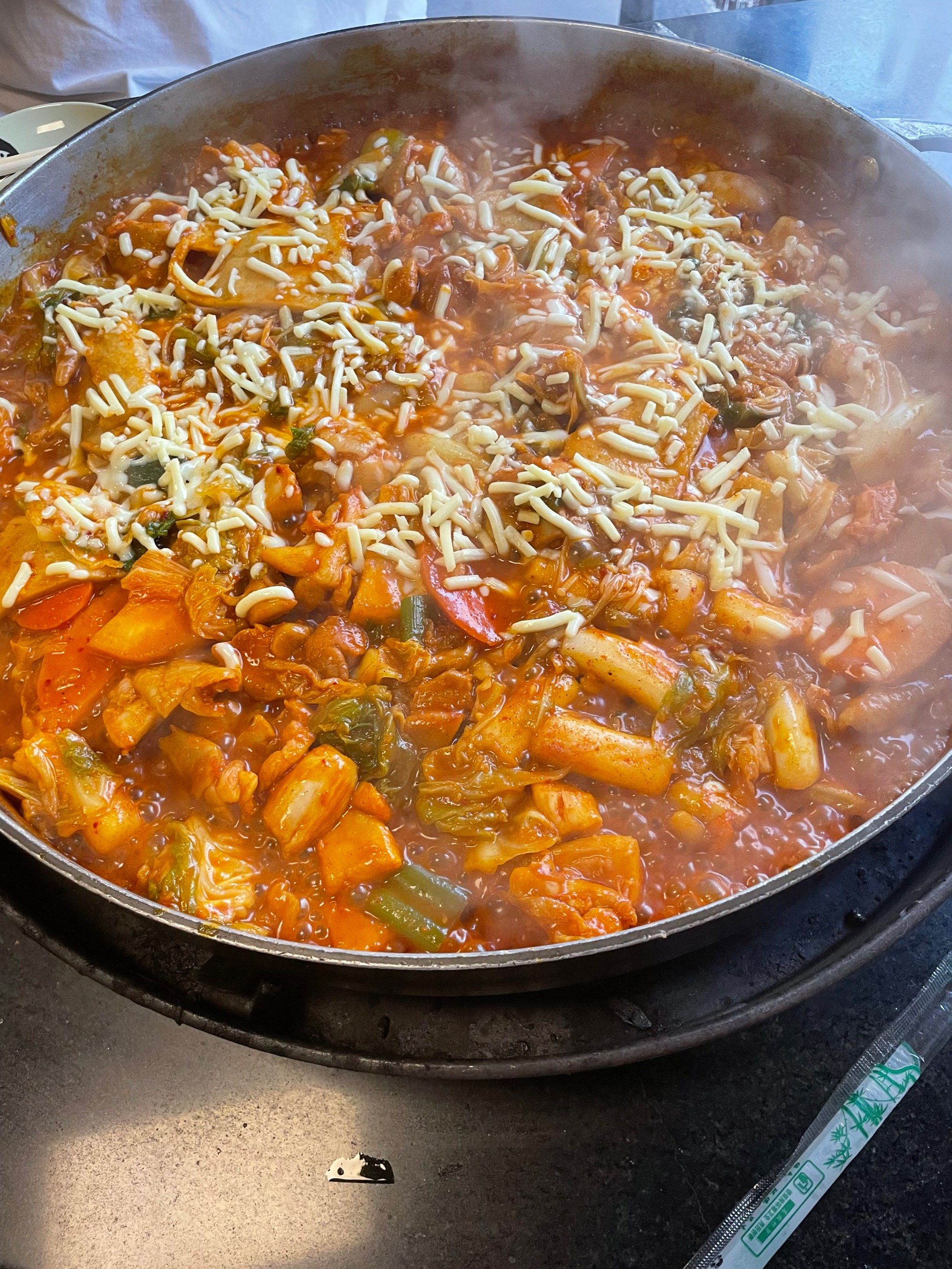 打卡了咕咕鸡和鑫海烤肉 还有小幺鸡炸鸡没有拍照 真的好吃耶[憨笑]