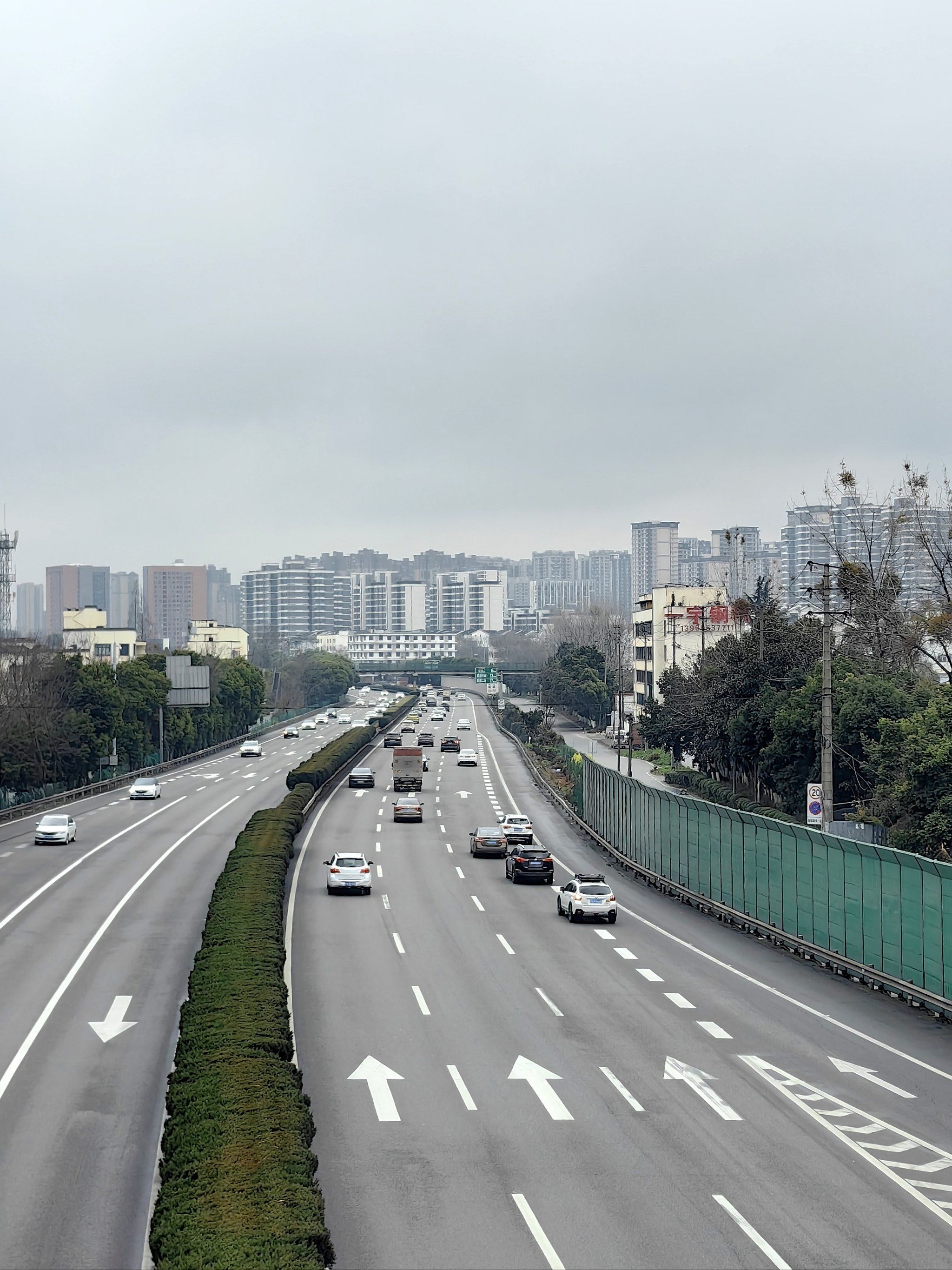 阴天,在不开灯的房间