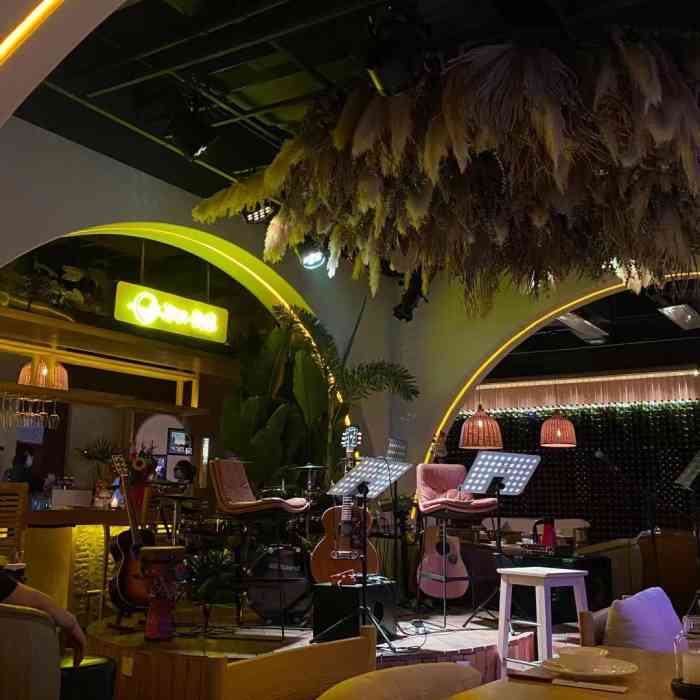 不二·民谣音乐餐酒吧(1912店)-"姐妹请客选的地,提前预定了座位.