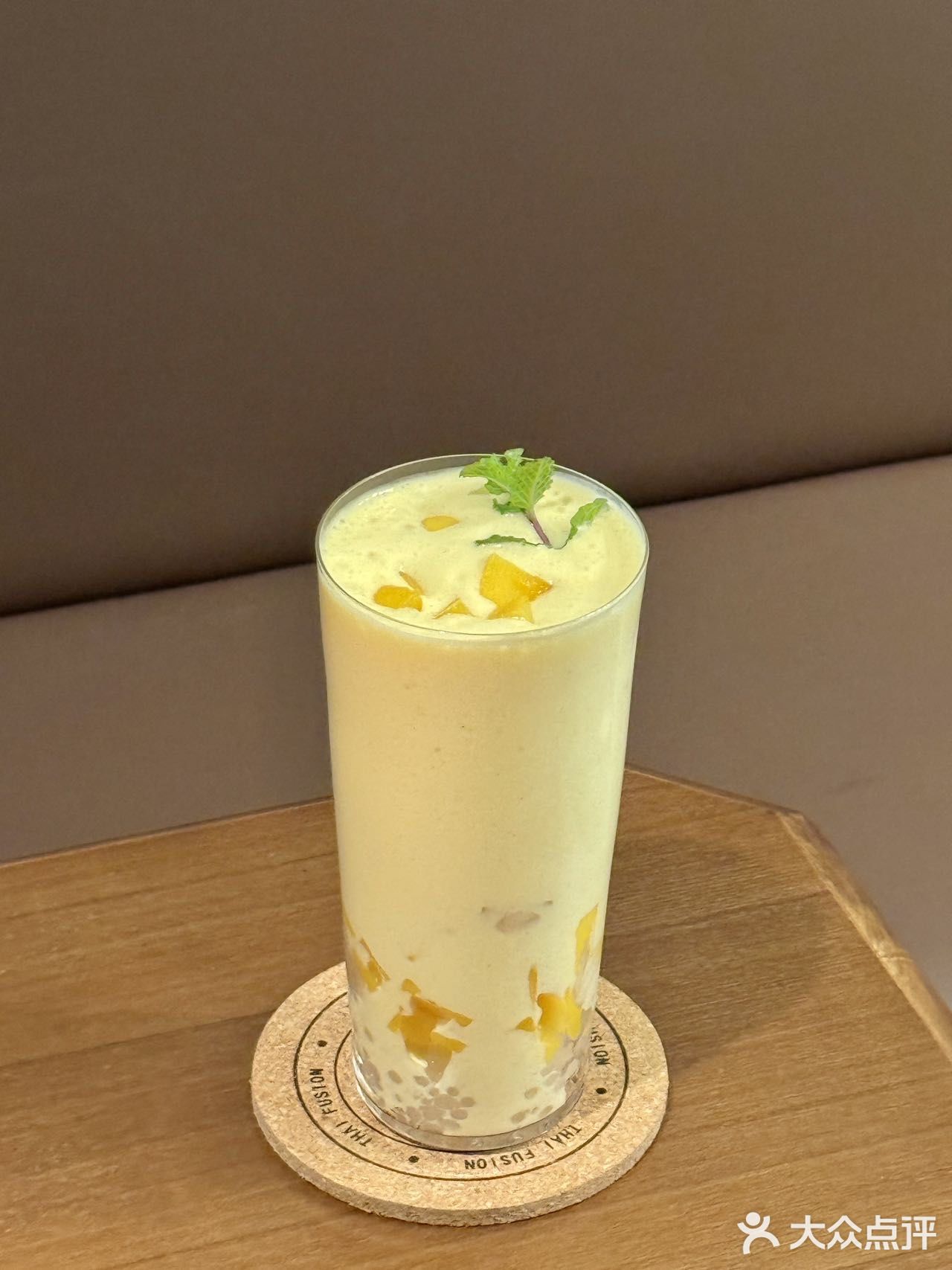 进门就是调酒吧台这边的调酒师很懂女孩子哦