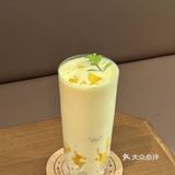 进门就是调酒吧台这边的调酒师很懂女孩子哦