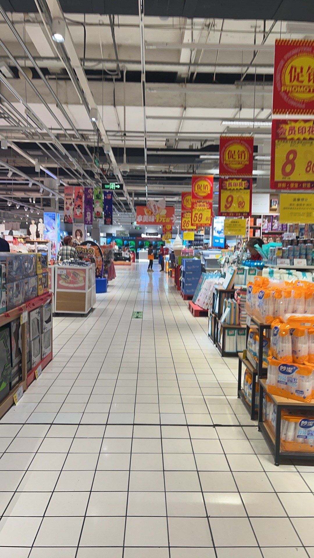 蜀汉路地铁口大润发超市