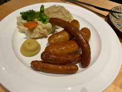 德国香肠拼盘配土豆泥和酸椰菜-LENBACH兰巴赫西餐啤酒坊(大连东港店)