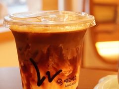草莓牛乳冰拿铁-乌啦啦·咖啡