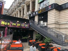 门面-何师烧烤·香辣蟹·川菜·30年老品牌(太古里旗舰店)