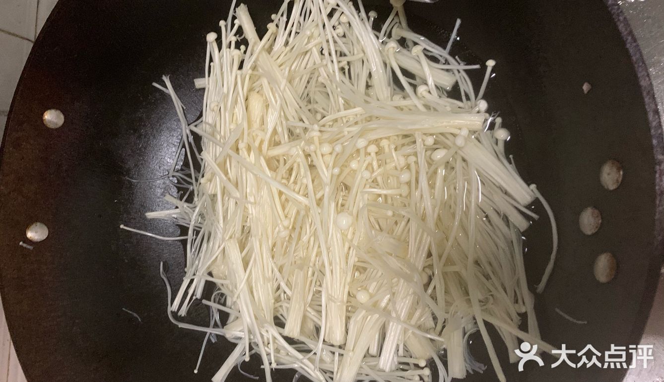 炎炎夏日带来一剂凉爽，当然必备凉拌金针菇