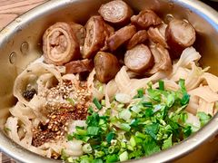 肥肠肉汁油泼面-有肉食·虎九闽菜(798艺术区店)