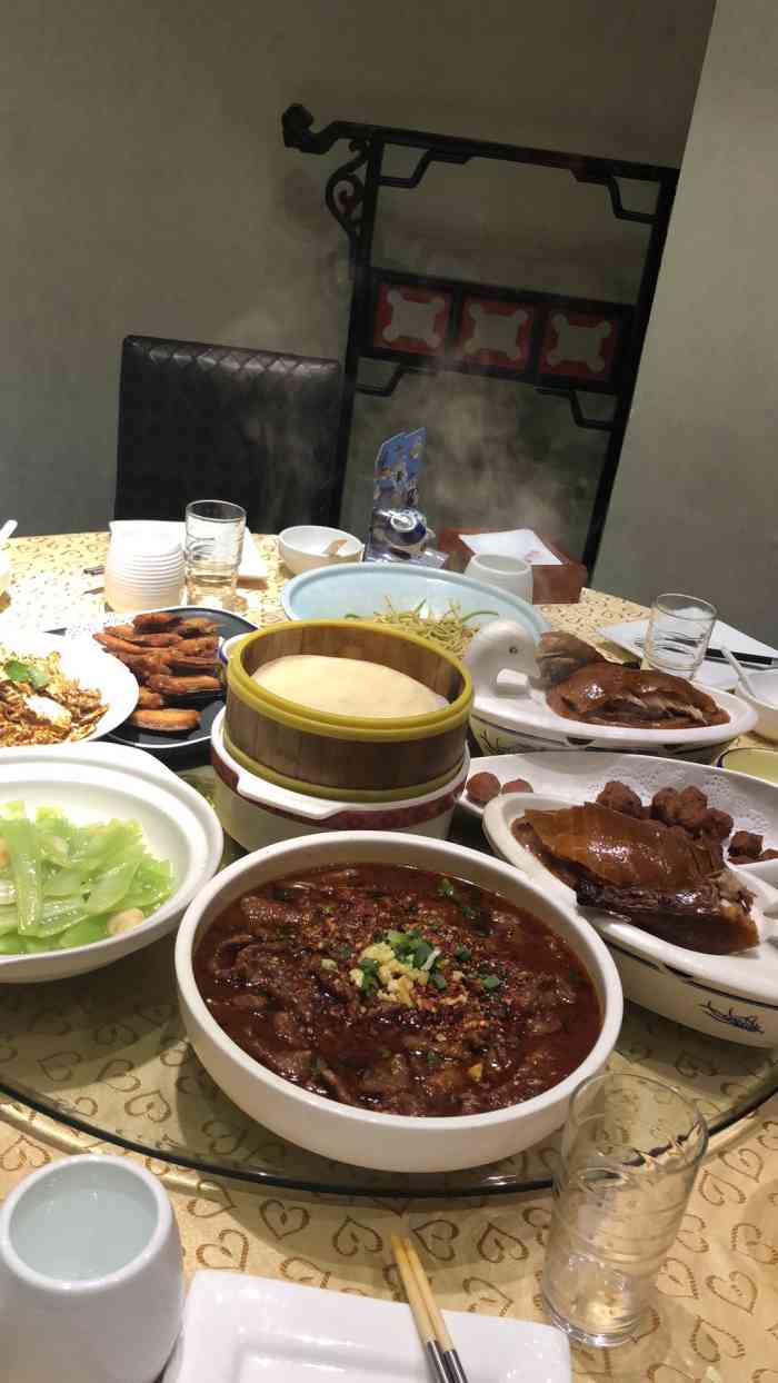 大鸭梨烤鸭店(良乡店)-"这家店还挺醒目,就在一层有大牌子,前面就.