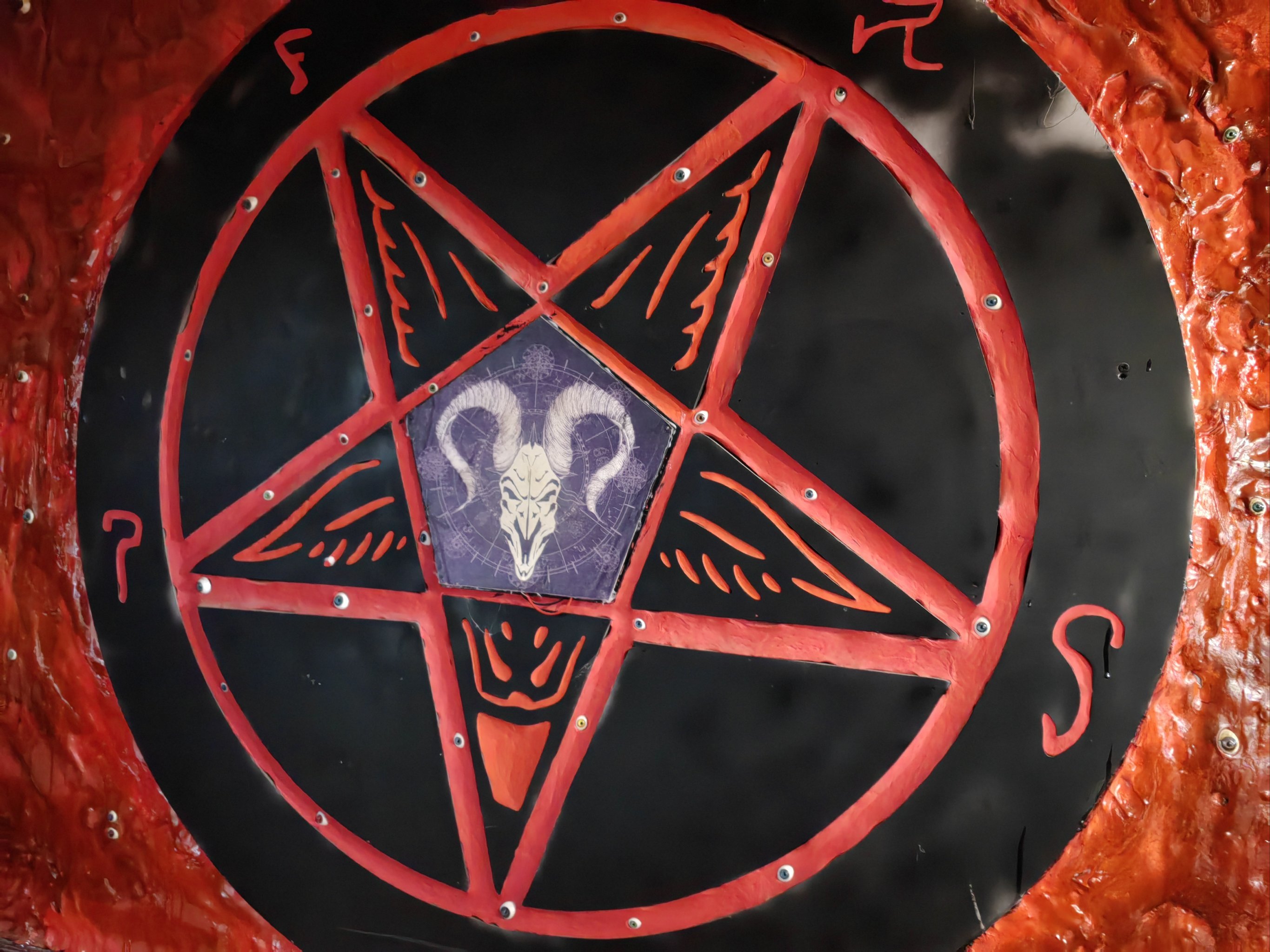 修道院中神父和修女似乎有什么不可告人的秘密!