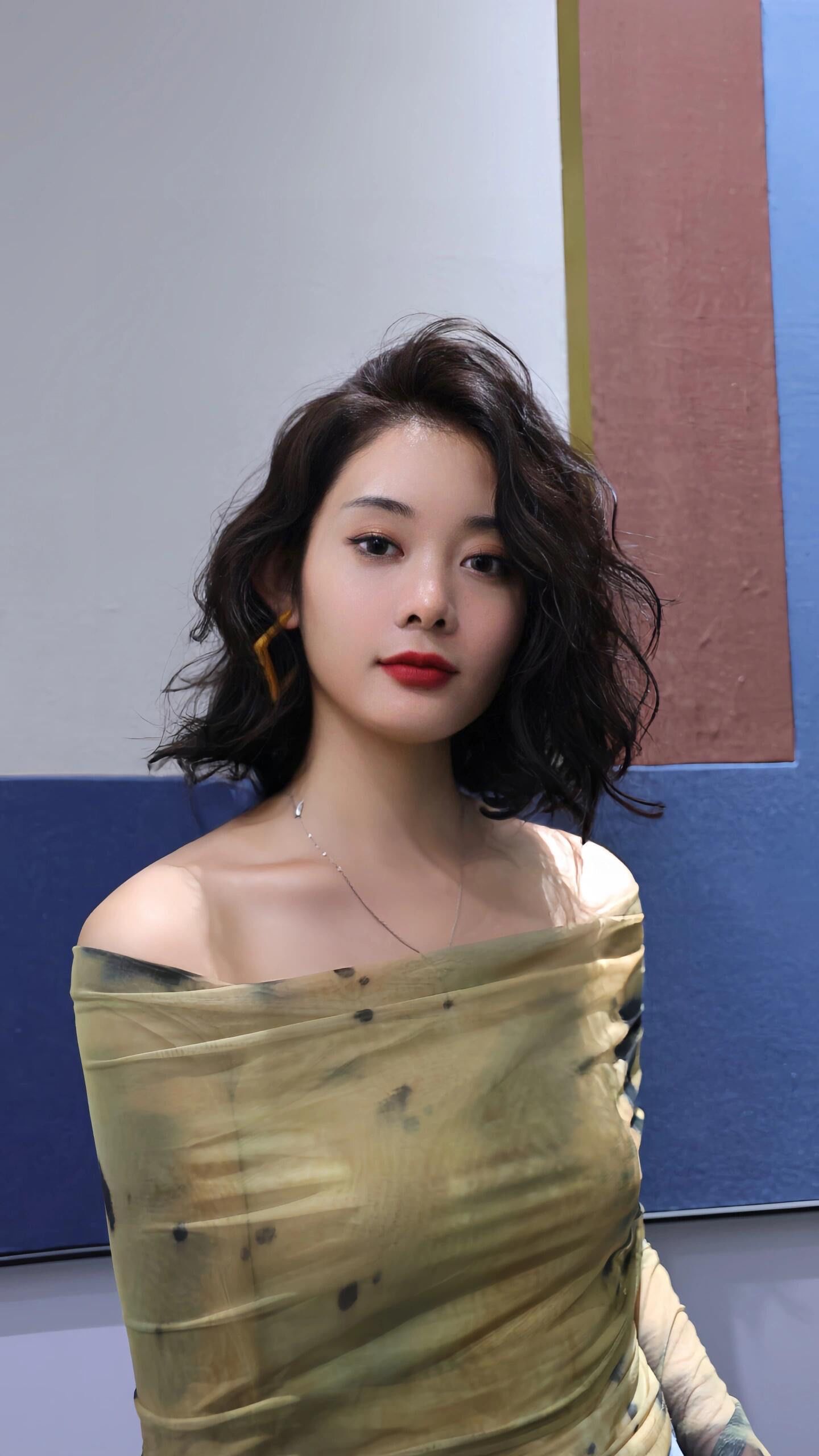 #
短发女生烫卷发