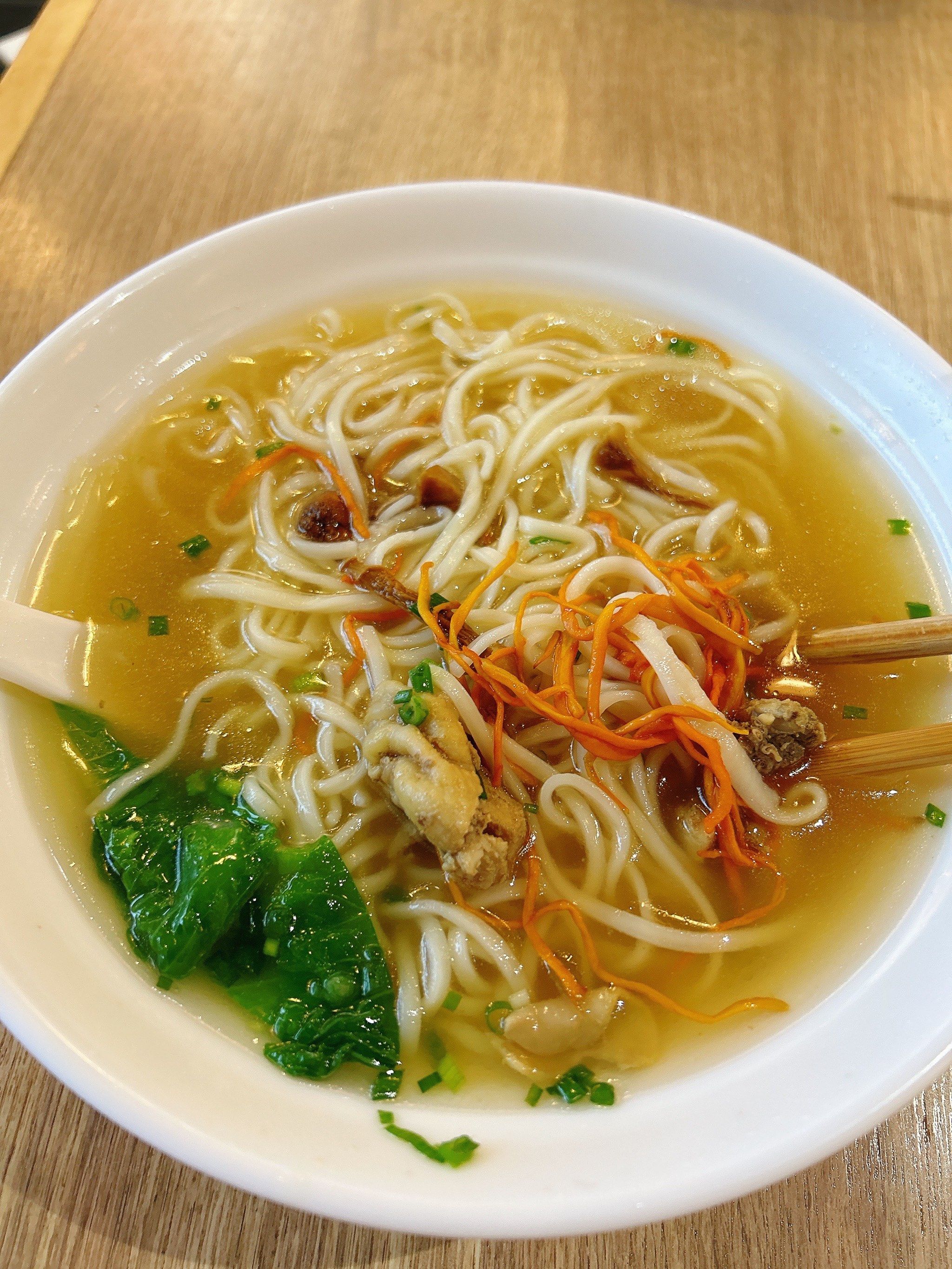 桌子大 而且干干净净的呢

🍜食物
「松茸土鸡汤面」看起来