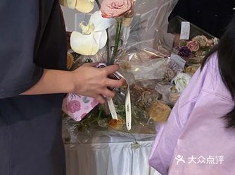 婚礼上的鲜花去哪儿了？ 被我们拿来送人了 现场的鲜花