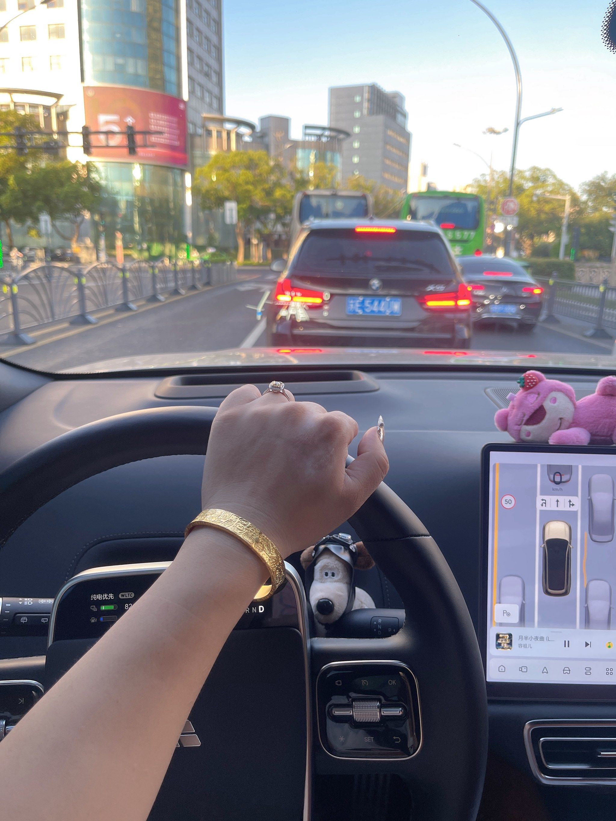 女孩子也可以单手方向盘