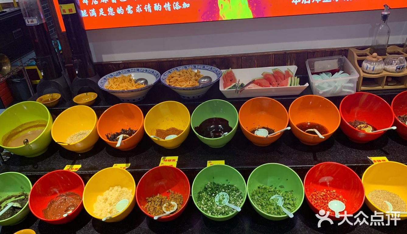 番茄锅味道很浓郁，辣锅越煮越辣