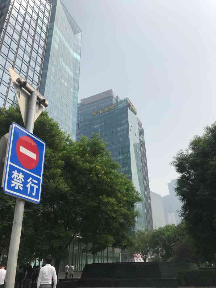 1人赞 2019年11月25日 打分 民生大厦位置极佳啊,地铁呼家楼站一上来