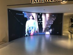 滚动播放各个品牌的走秀&nbsp;赞-the balancing(东方店)