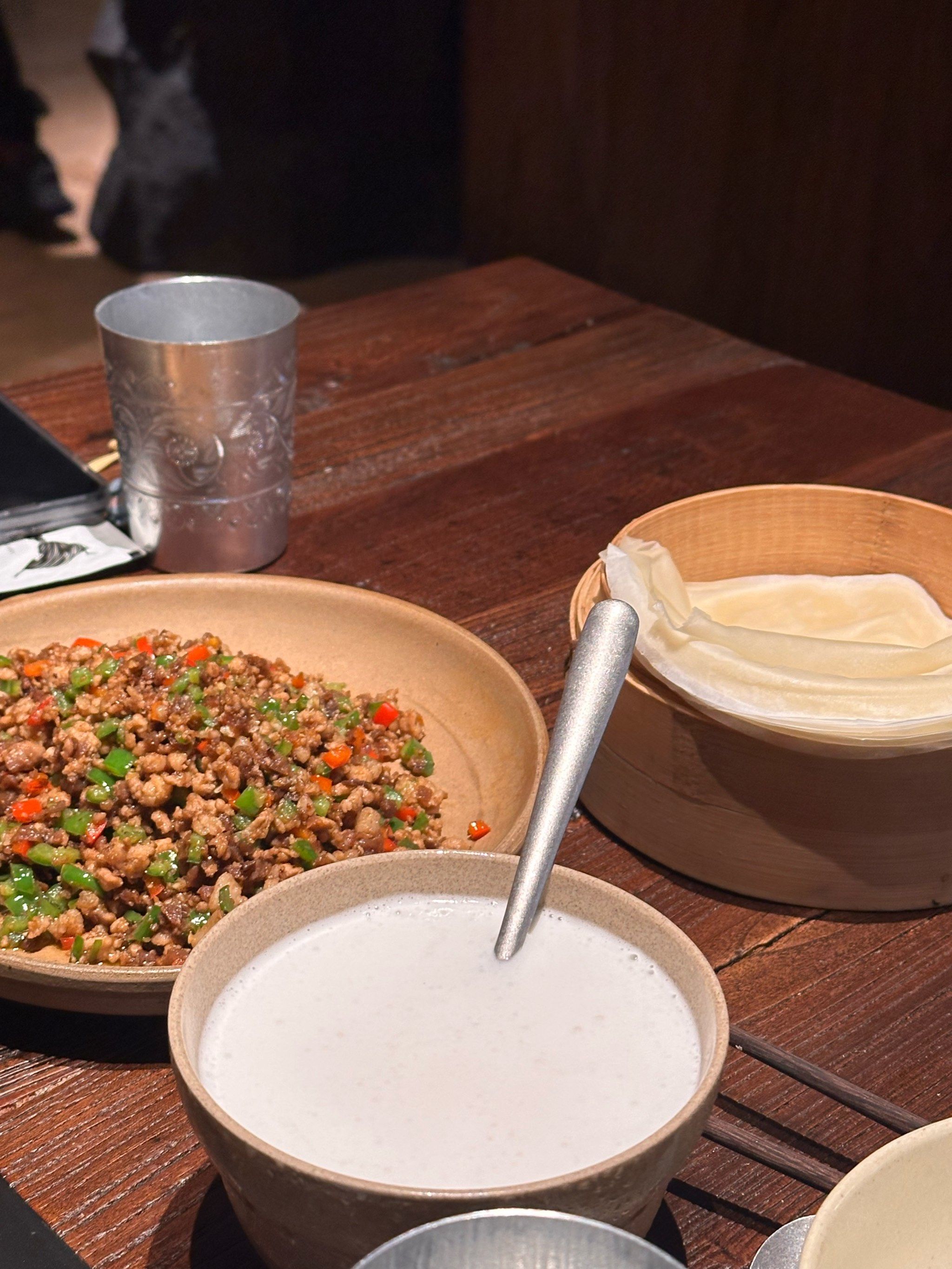 我们等了很久才进来菜很下饭
我们点了
红锅油焖鸡配饵块
香菜