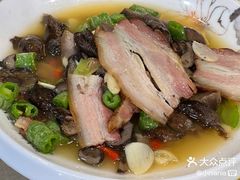鸡油菌炒腊肉-邛海风味特色菜馆