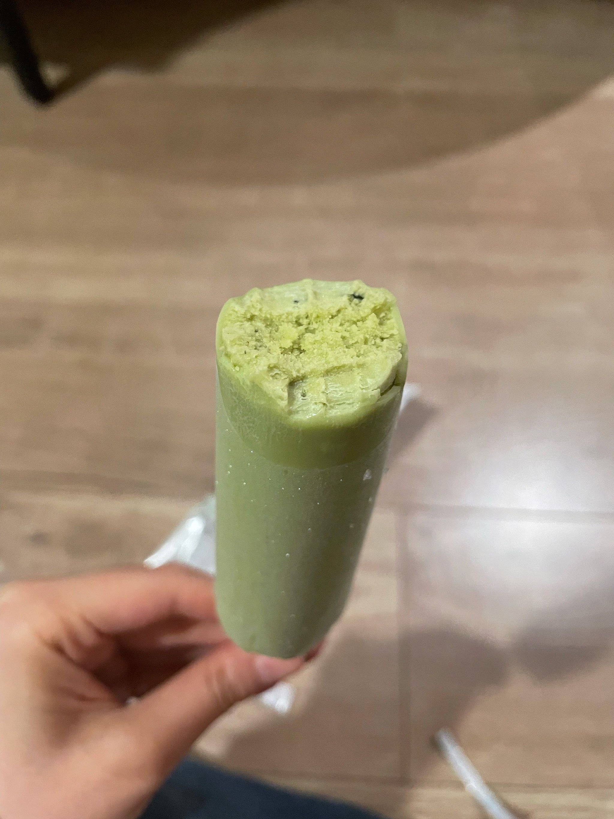 n外层是抹茶口味的巧克力脆皮,偏甜一些
里面是芥末口味雪糕,幌合