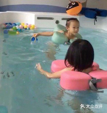 到泳池戏水来咯~