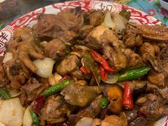 炒笨鸡-闯关东东北农家菜(崂山石老人店)