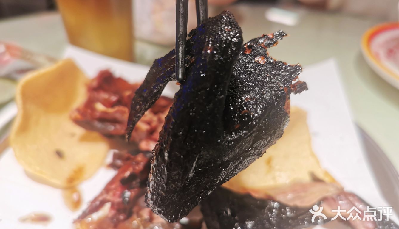 用用瓣开有很多汁流出来，一口下去外脆肉滑够汁够味