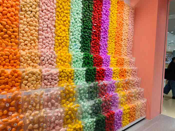 进店的那一面充满各种颜色的美妆蛋墙爱了整个店都是暖色系粉粉的各种