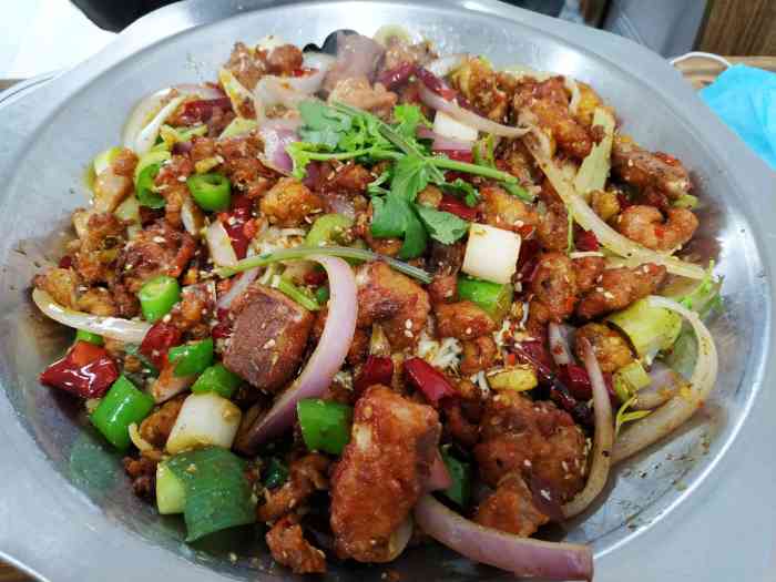 盐都干锅王-"呜呜呜呜学校以前在都江堰,学校里面小吃街.