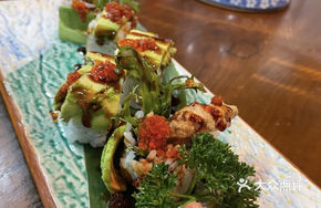 Qimu Signature Sushi Roll