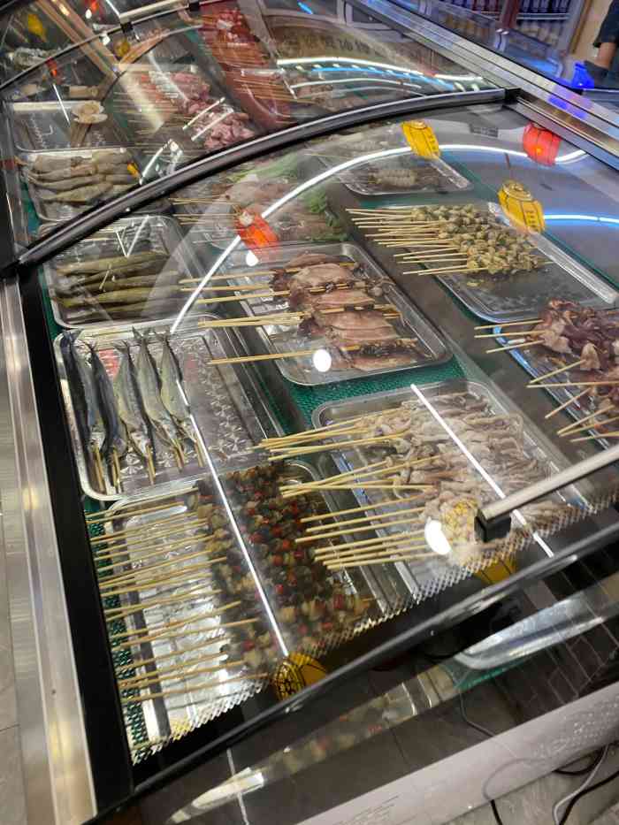 在梅里古镇的外面一条街上应该是刚开业没多久所以人还是很多的上菜